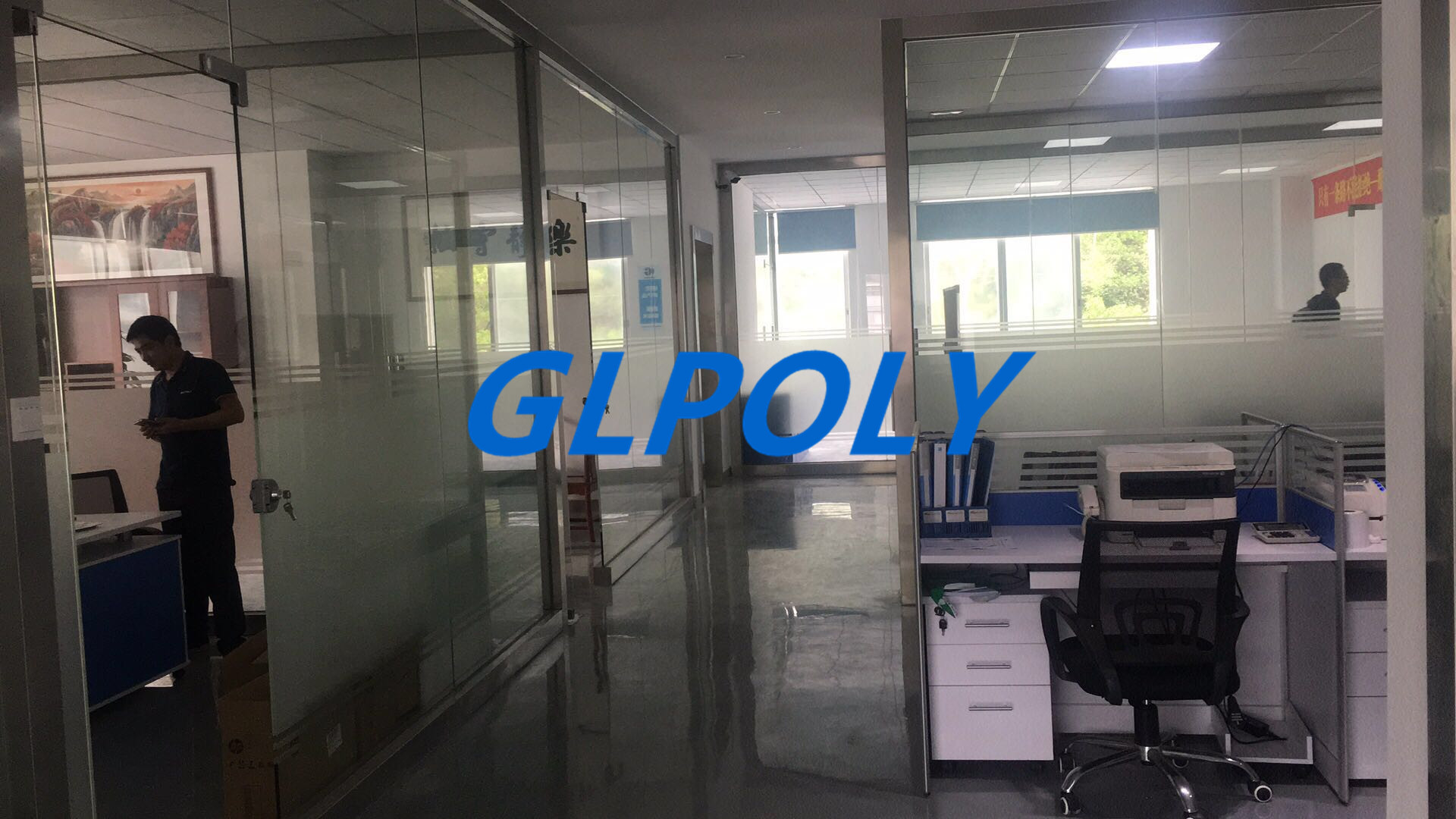GLPOLY的发展除了战略和战术还有什么呢? 今天您如果想了解GLPOLY,或者随便搜索即带您进入打开GLPOLY的官网,便能带您快速了解她的发展历程, 走进GLPOLY第一眼就是能看到目标管理的相关条幅,为绩效而工作,为结果而管理,管理是让客户方便,而不是为了自己方便,预测自己的最好方式就是创造自己,为”小而精,精而美,美而优”而努力.为什么GLPOLY在公司成立之初就用目标管理办法,目标管理之所以能发挥作用,还在于它大大增强了下团队的责任感,而责任感又是一个巨大的激励因素,团队许多动力的行为来自于被强烈的责任感所驱使,要充分发挥团队实现目标过程的积极性,主动性,创造性,增强其责任感是一条重要的途径,人是有责任感的,只要环境适当,人不仅会承担责任而且还会追求责任,很多研究结果表明, 最有效的手段是在实现目标过程中实行。自我控制 式管理有利于下属责任感增强， 进而促使团队积极性、 主动性， 创造性的充分发挥。所以， 增强责任感是自我控制" 的一种延伸结果,现实管理实践中的 目标管理 ,自我控制" 式的管理.其次是目标,目标为所有的管理决策指明了方向， 并且作为标准可用来衡量实际的绩效,其直接的作用主要体现在对管理过程的控制环节, 但是, 作为活动的预期目的和结果， 目标对管理的重要作用又不局限于此， 它可以对人产生巨大的激励作用， 这种作用将贯穿于整个管理环节， 使得管理活动获得最佳效益。 目标的激励作用主要表现也有几个方面: 一是在目标确定后呢， 它能使人明确方向看到前景,因而能起到鼓舞人心、 振奋精神和激发斗志的作用; 二是在目标执行过程中， 由于目标的制定都具有一定的先进性和挑战性的， 在实际工作中必须通过一定的努力才能达到的， 因而有利于激发人们的积极性和创造; 三是在目标实现以后， 由于人们的愿望和追求得到了实现， 同时也看到了自己的预期结果和工作成绩， 因而在心理上会产生一种满足感和自豪感， 这样就会激励人们以更大的热情和信心去承担新的任务以达到新的目标。GLPOLY就是一家这样的公司,以目标而管理的公司,销售团队是由一批很有活力且有互联网思维的90后团队打造,GLPOLY总经理康美宇先生非常关心他们的成长，以责任鼓励创新为出发点，鼓励他们大胆的去做，鼓励把他们的想法变成现实，不断的迭代优化，通过这样一个方式鼓励他们大胆的创造,鼓励他们勇敢的”走”出去 ,而且是思维,胆识,眼界真正的走出去跟更高层接轨. ,小编也是最喜欢那些善良有力的队友们.此刻,GLPOLY有的同事还在外面解决客户的问题,有的同事还在写着明天计划, 1．明天的目标是什么呢？ 2．明天要怎么安排时间呢? 3．明天最重要的三件事是什么呢？ 4．明天准备学哪些新东西？ 5．明天准备在哪方面进步一点点？ 6．明天如何使自己活得更健康、更开心？ 7．今天又是否完成了目标？  GLPOLY的团队每天是这么工作的,所以快速发展是必然的吧,最后再以目标管理的一句话以”为努力的自己加油”结束今天的分享.